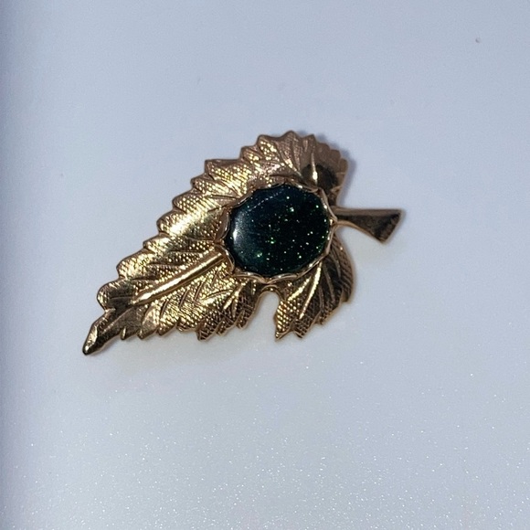 Vtg Gold Tone & Green Goldstone / Gold Stone Leaf Brooch 1.1” - Picture 2 of 8